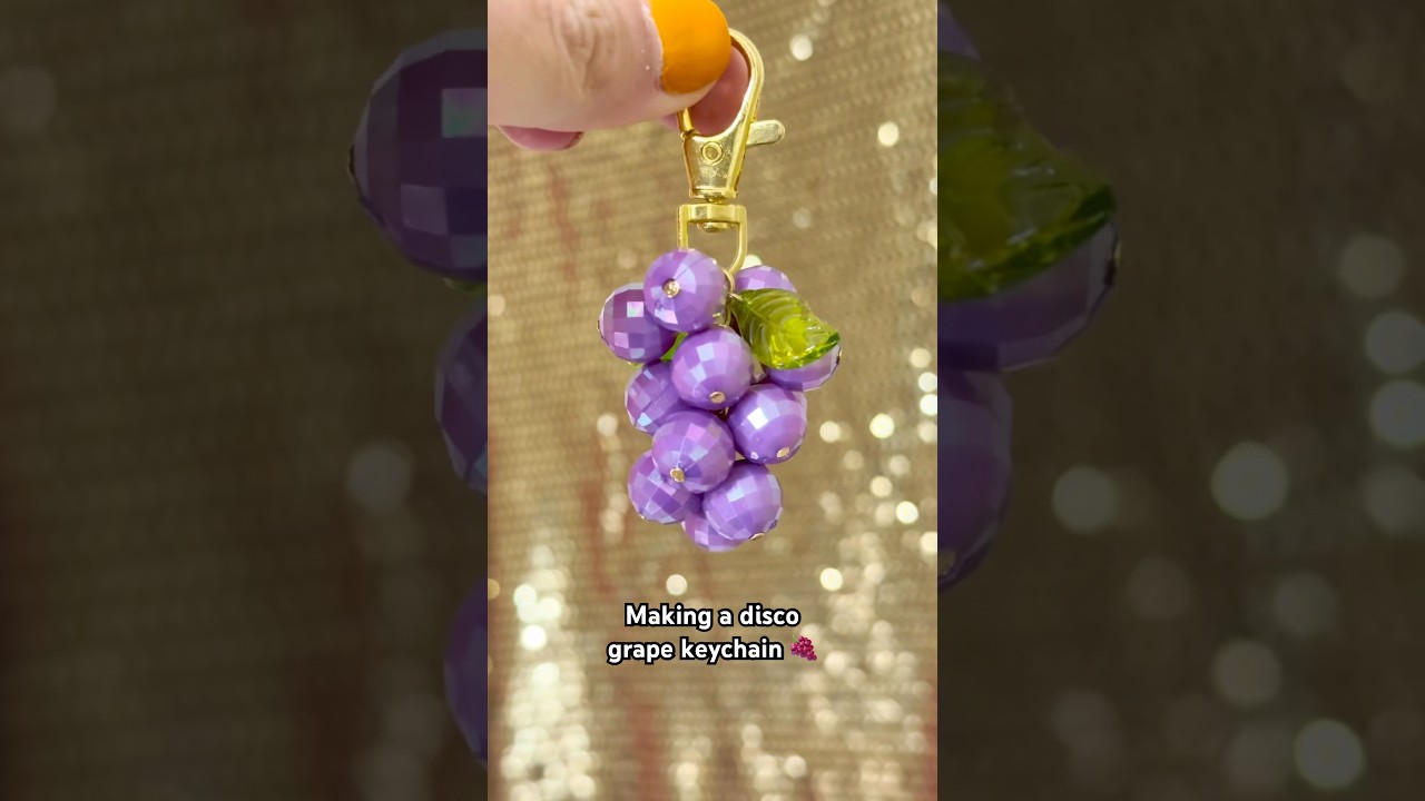Брелок в виде винограда в стиле диско своими руками💜🍇 #дискотека #виноград #брелок #урок #сделайс...