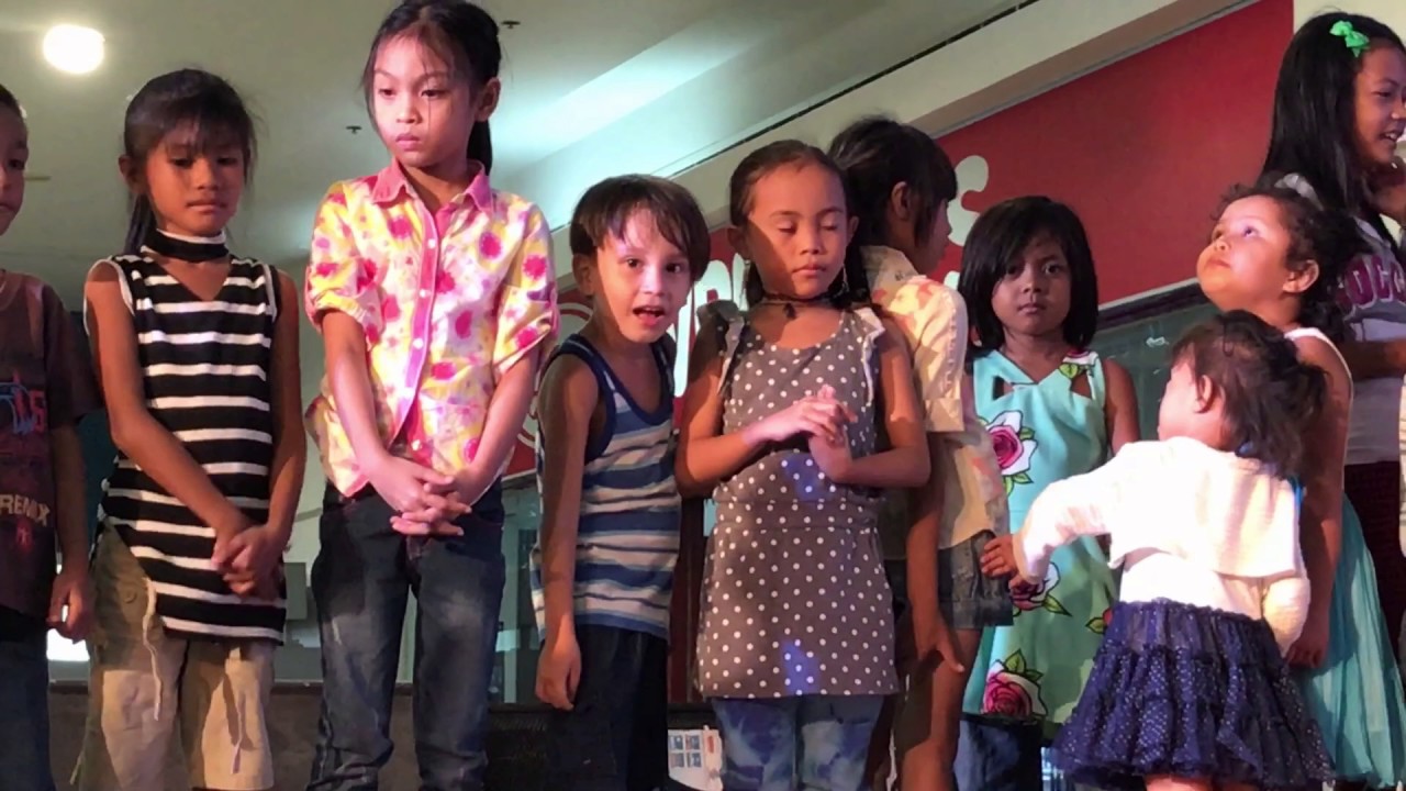 Fil-am kid Falls on Stage at the ICM Mall - Mommy to the Rescue!