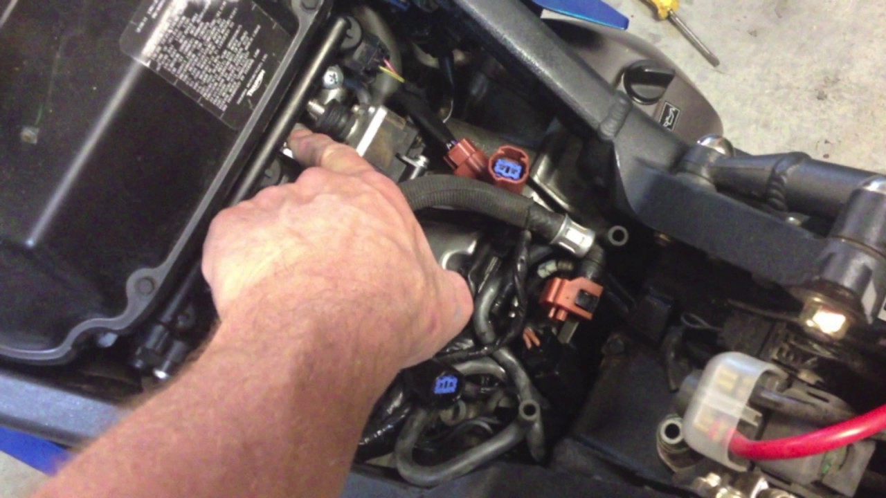 Andy’s DIY: How to remove tank and clean injectors with cheap DIY tool (Triumph Daytona 675 )