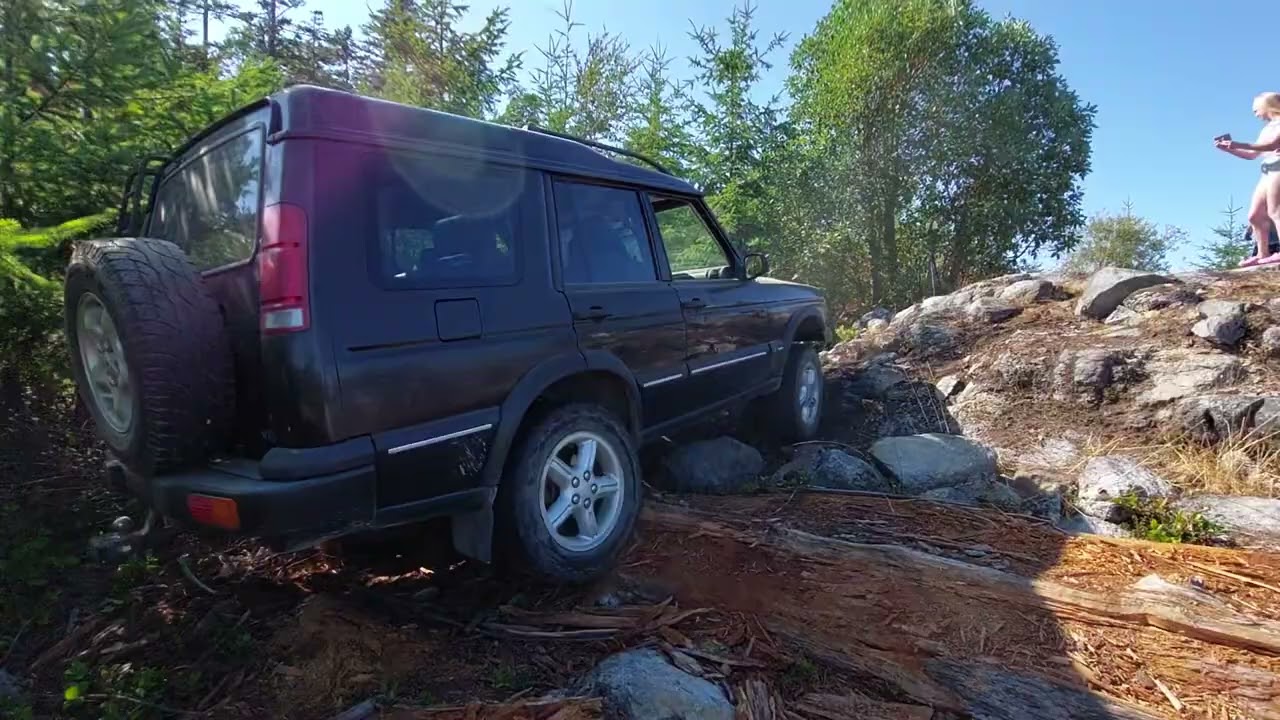 2000 Land Rover Discovery 2 Climbing Rocks