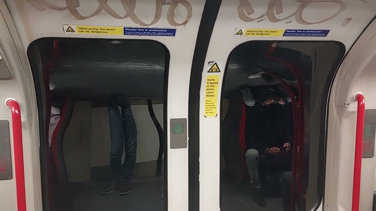 Journey on the Central Line 1992TS between Holland Park to Shepard's Bush 21/2/25