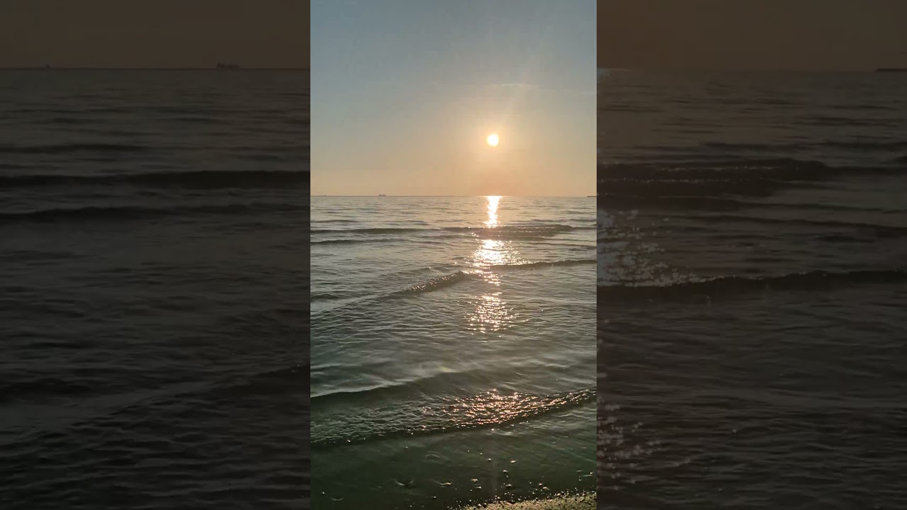 Pause Here for 23 Seconds 🌅 Golden Sunset Waves #beach #peacefulwaves #sunsetambience #waves #sunset