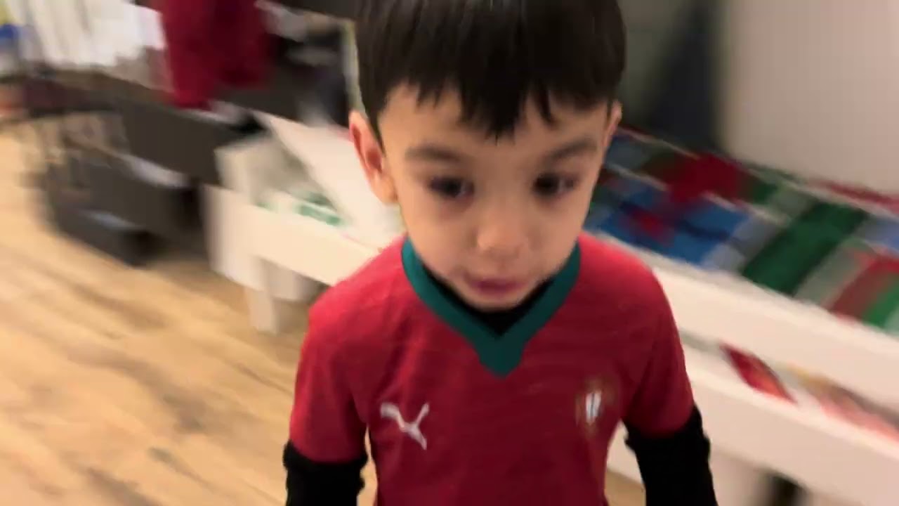 😱 Aslan caută Elf on the Shelf în întuneric! Ragnar se sperie și stă deoparte 🕵️‍♂️✨ 