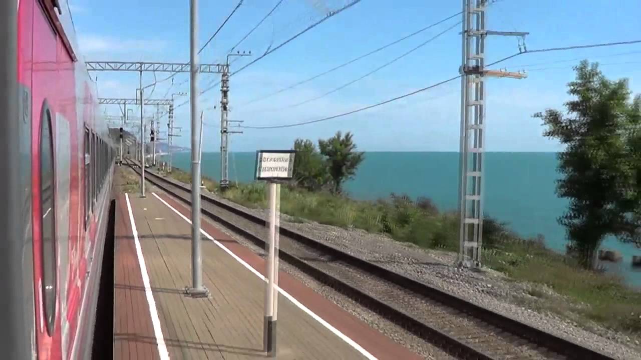 Из Адлера поездом вдоль моря