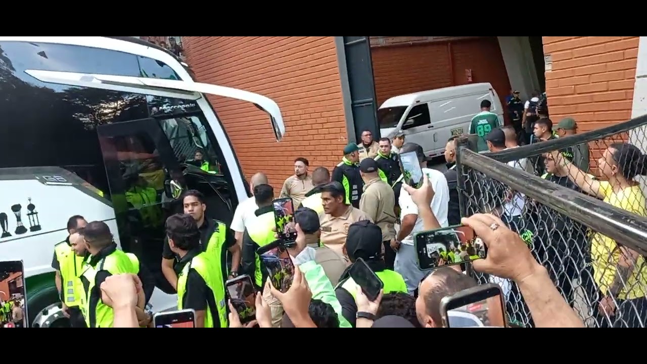 Salen los jugadores de atletico nacional 