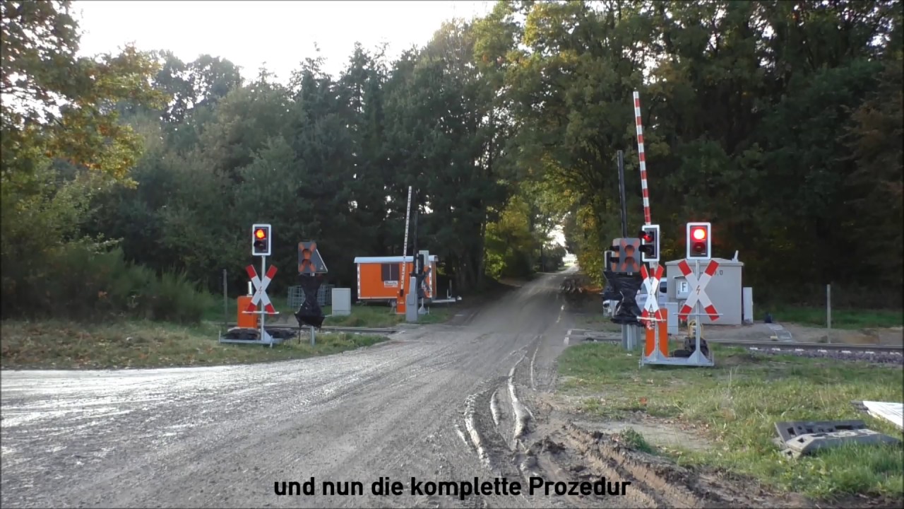 BÜ-Sicherung durch Bahnübergangsposten und mobiler Schrankenanlage