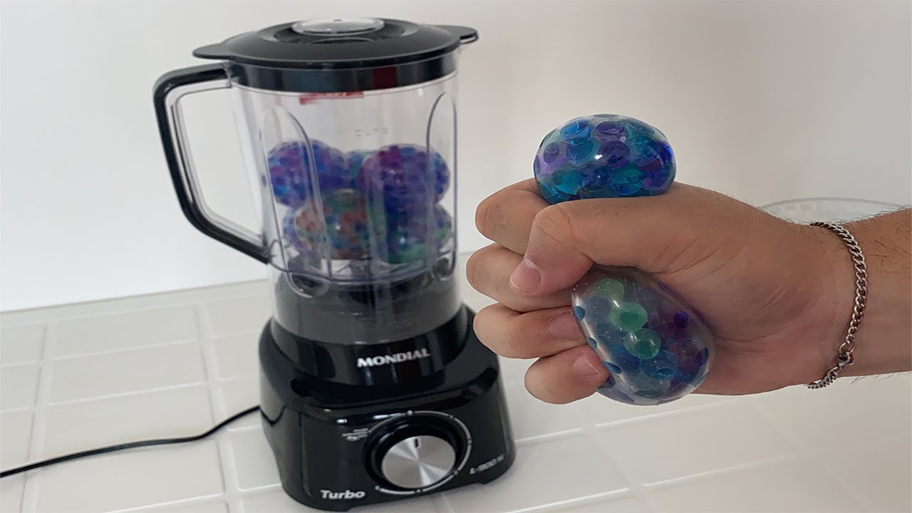 JOGUEI VÁRIAS BOLAS SATISFATÓRIAS DENTRO DO LIQUIDIFICADOR E OLHA O QUE ACONTECEU!