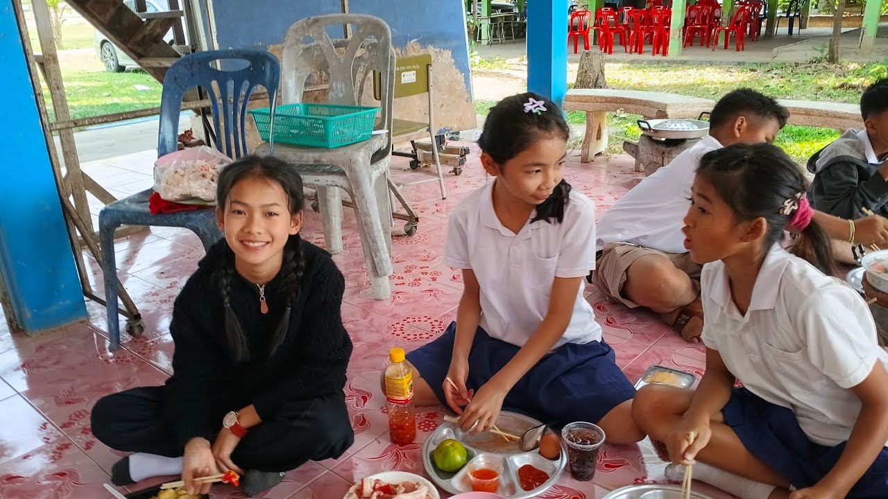 ธิดาลาวและบ้านศรีวิไลเลี้ยงอาหารกลาววันเด็กๆ