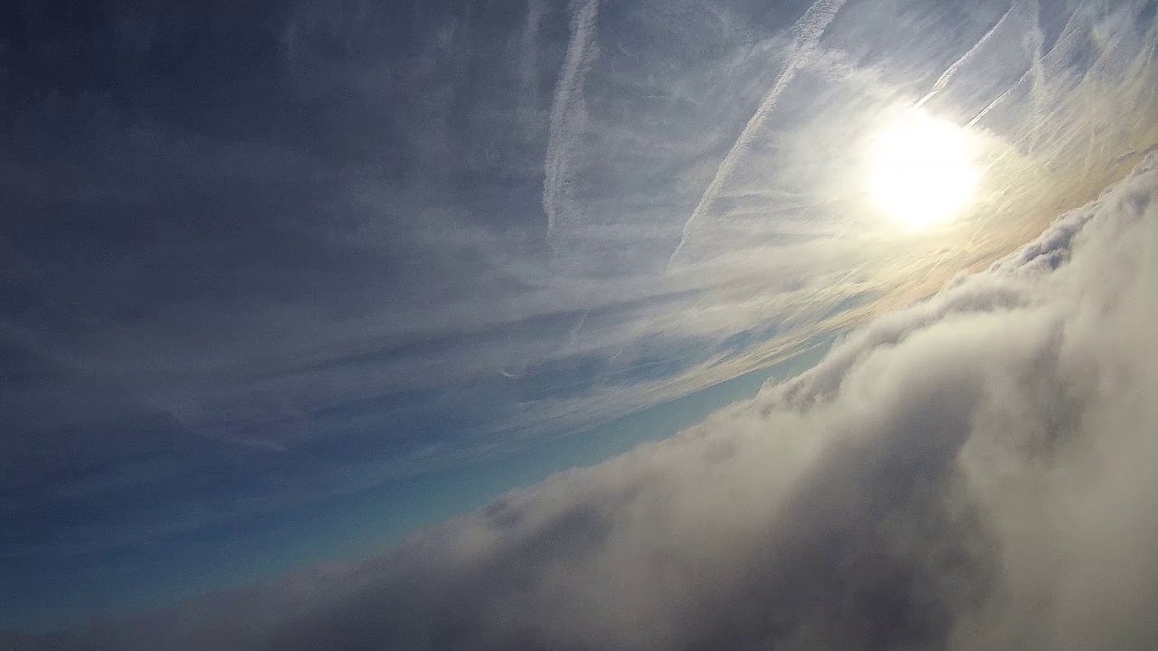 Vol au dessus d'un nid de nuages