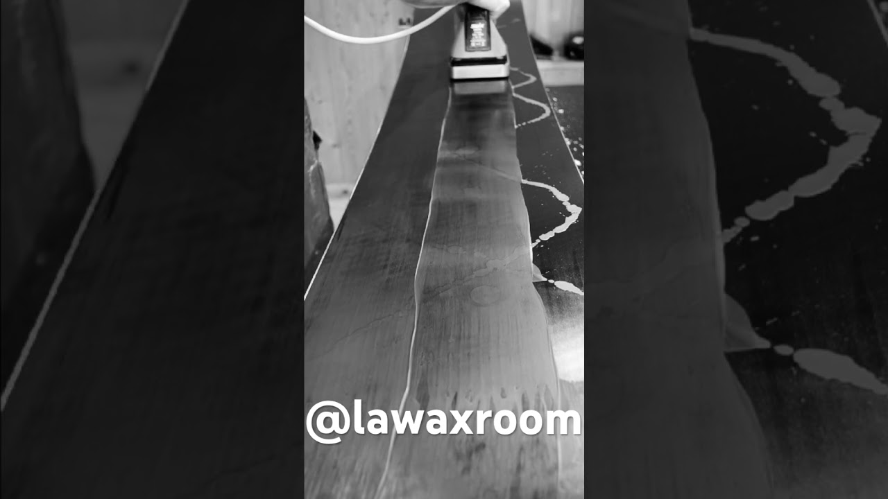 WAXING RACE SNOWBOARD