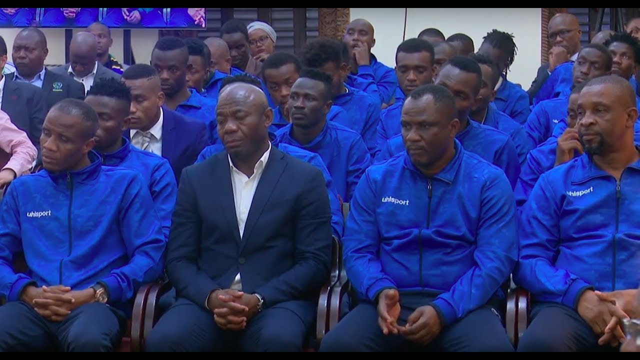 RAIS MAGUFULI Akiongea na wachezaji wa Stars Ikulu