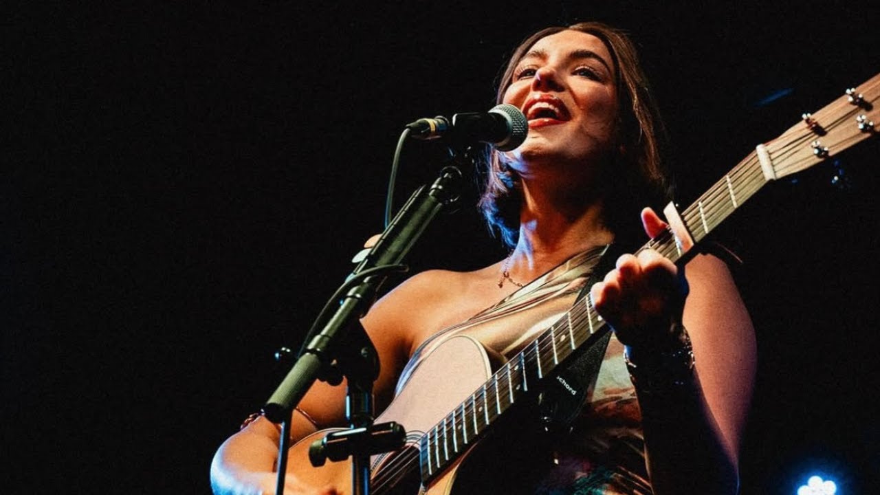 Allie Kicks Off Her Tour in Berlin with a Stunning Performance of 'Damage Control'!