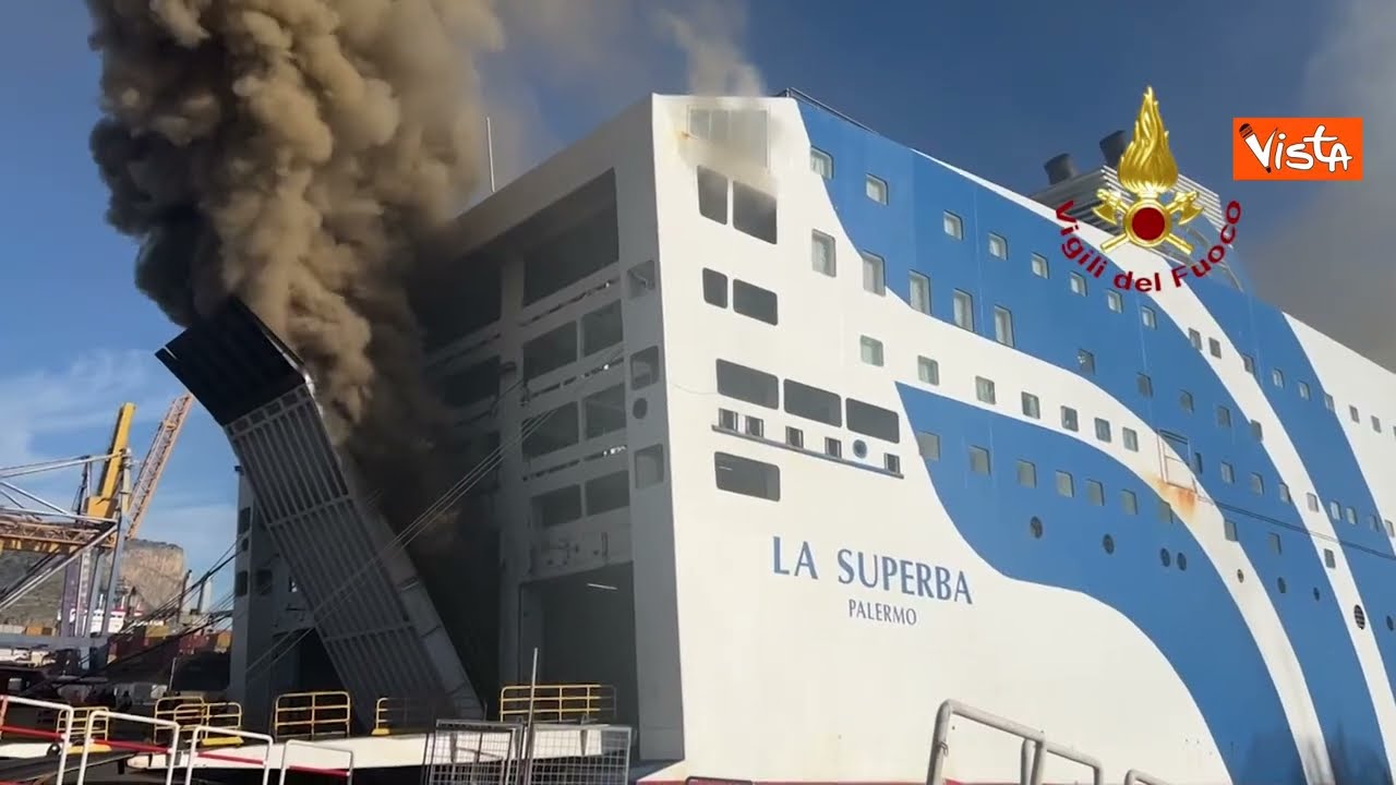 Incendio sul traghetto Palermo-Napoli, l'intervento dei Vigili del Fuoco