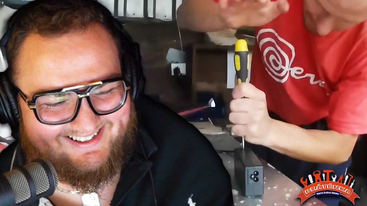 Mistr Drátěnka opravuje nabíječku od notebooku