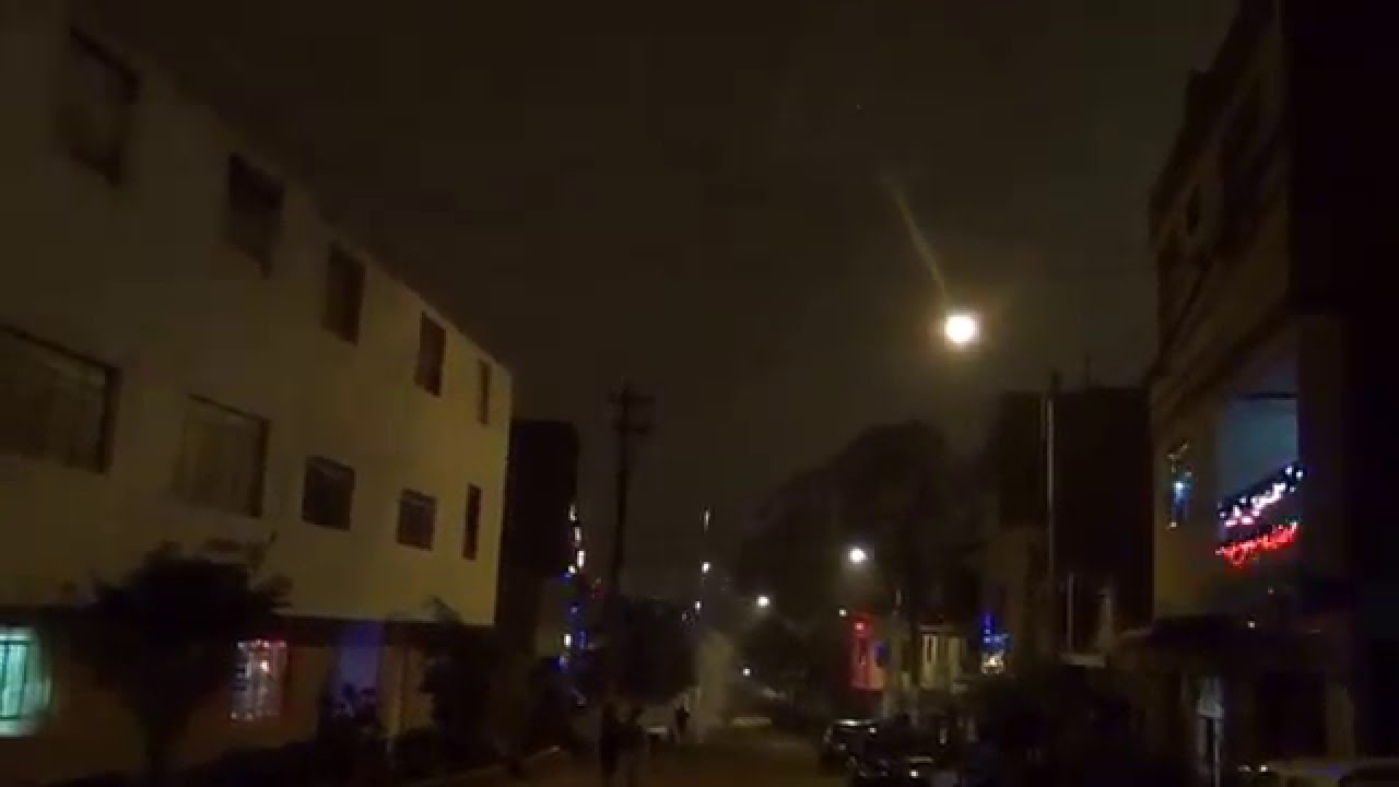 IMPRESIONANTE FUEGOS ARTIFICIALES EN AÑO NUEVO EN LA MERCED, COMAS - LIMA