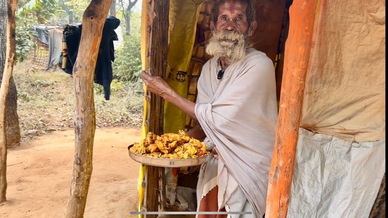 सिद्ध संत की कुटिया में जंगली पत्तों और कंदमूल की सात्विक भजिया प्रसादी