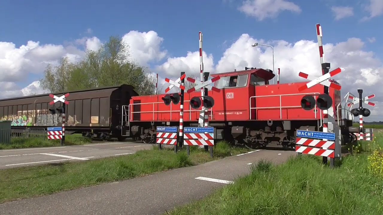 Overwegstoring levert gevaarlijke situatie/ Level Crossing Failure