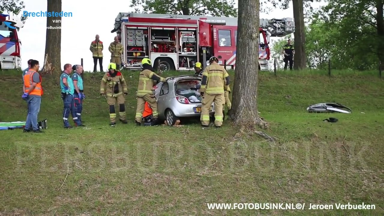 Auto rijdt van Zuidendijk in Dordrecht Brandweer bevrijdt bestuurder uit voertuig