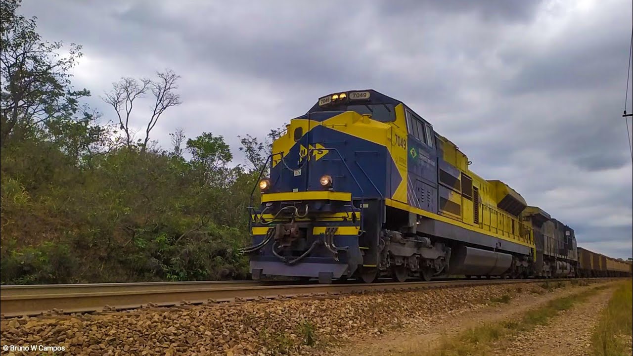 Trem muito pesado com 136 vag&otilde;es carregados de min&eacute;rio na Ferrovia do A&ccedil;o com a locomotiva EMD SD70