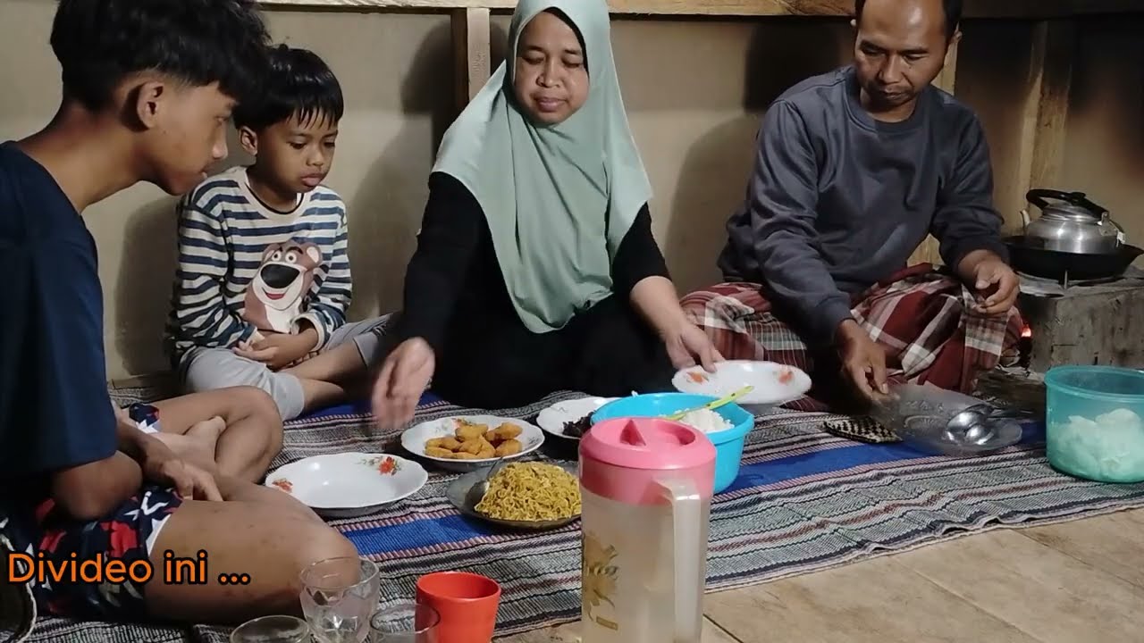 MENU MAKAN SAHUR HARI PERTAMA DIDAPUR TUNGKU KAYU BAKAR SEADANYA YANG PENTING BERSAMA KELUARGA