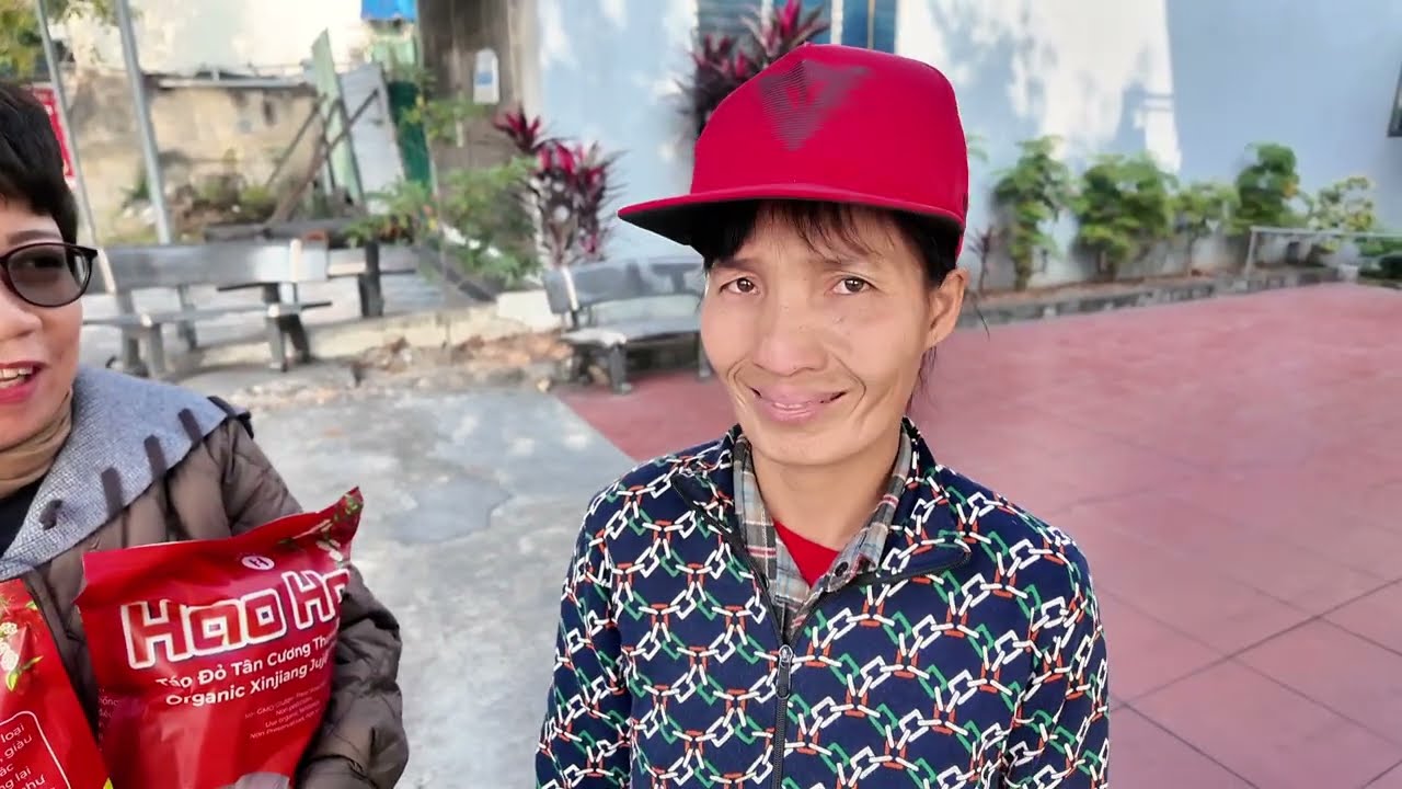 Bất Ngờ MTQ Ủng Hộ Cô Gái Nhặt Rác | Luận Vlog