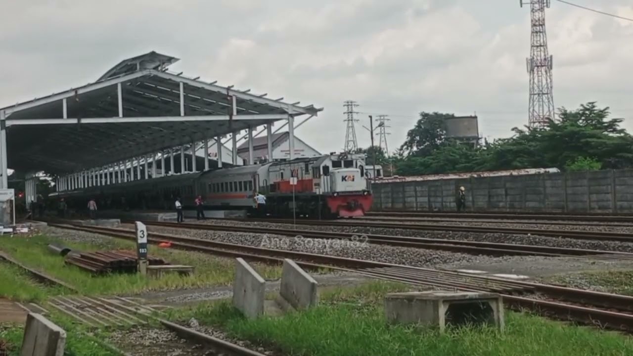 Hunting Kedatangan Kereta Api Commuter Line Walahar Ekonomi Di Stasiun Purwakarta ‼️