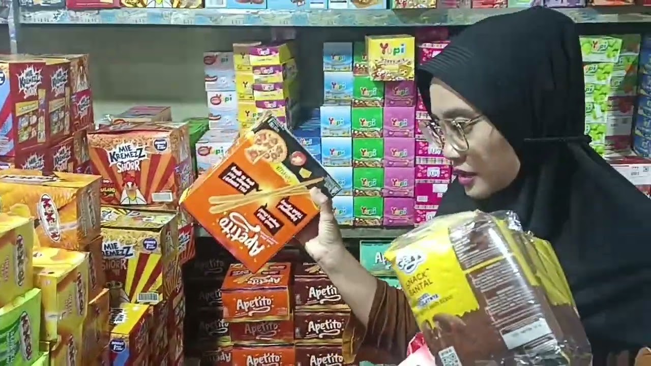 Ceceh Beli Camilan dikala Musim Hujan.