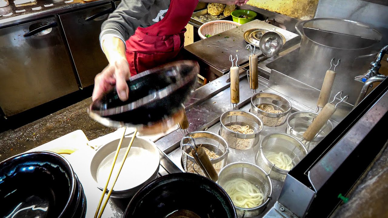 【早朝営業の老舗】ローカルな雰囲気の庶民派うどん屋。ピーク時の注文捌きとごぼう天うどん