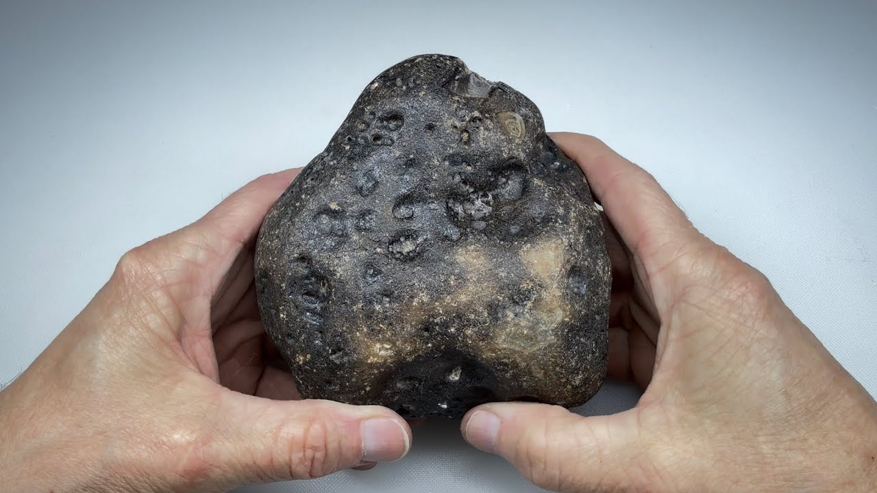 Slabbing a Mysterious Dark Agate with an Ugly Secret 