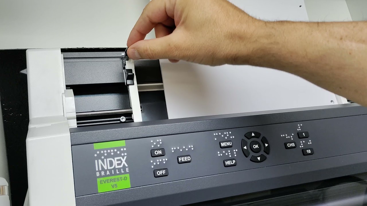 Colocación del papel en la impresora Braille Index Everest D-V5.
