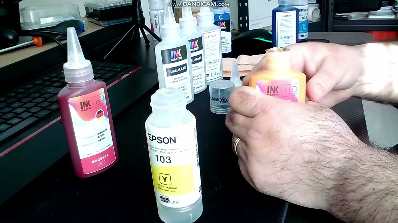 Pregatirea recipientelor cu cerneala pentru o umplere usoara a rezervoarelor unui Epson L1110.