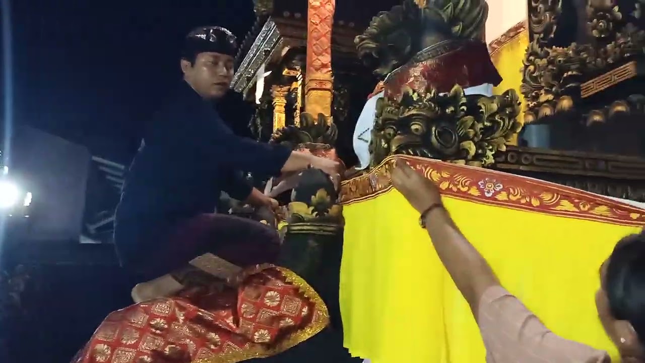Prosesi Pemasangan Wastra Anyar Di Pura Kawitan PBMM Gandari Narmada Lombok 19 Desember 2025