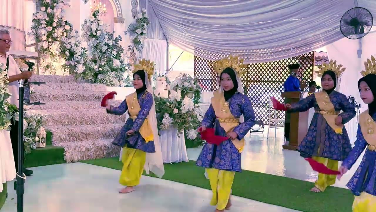 Persembahan kumpulan tarian Tunas Sri Chanang SKPJ di Kimstone Garden Hall