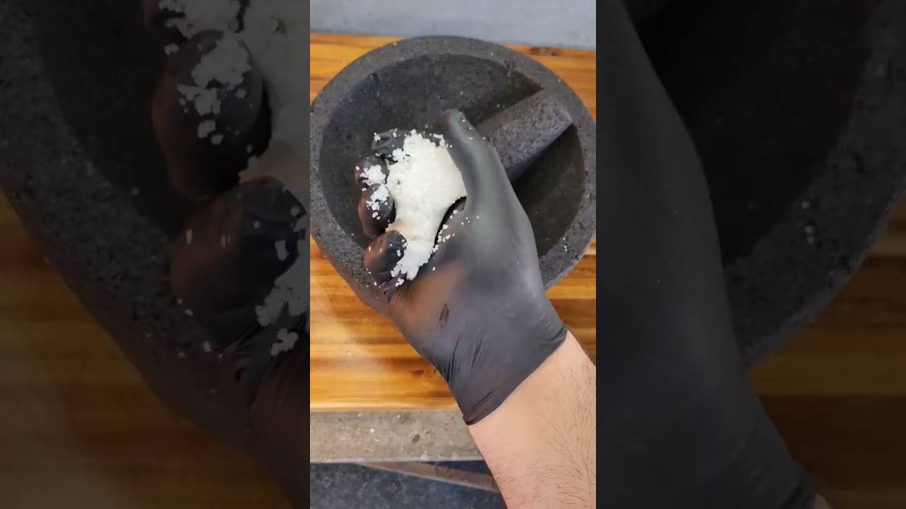 Como Curar Un Molcajete #molcajete #salsademolcajete #cocina #recetas #parrillaybrasas