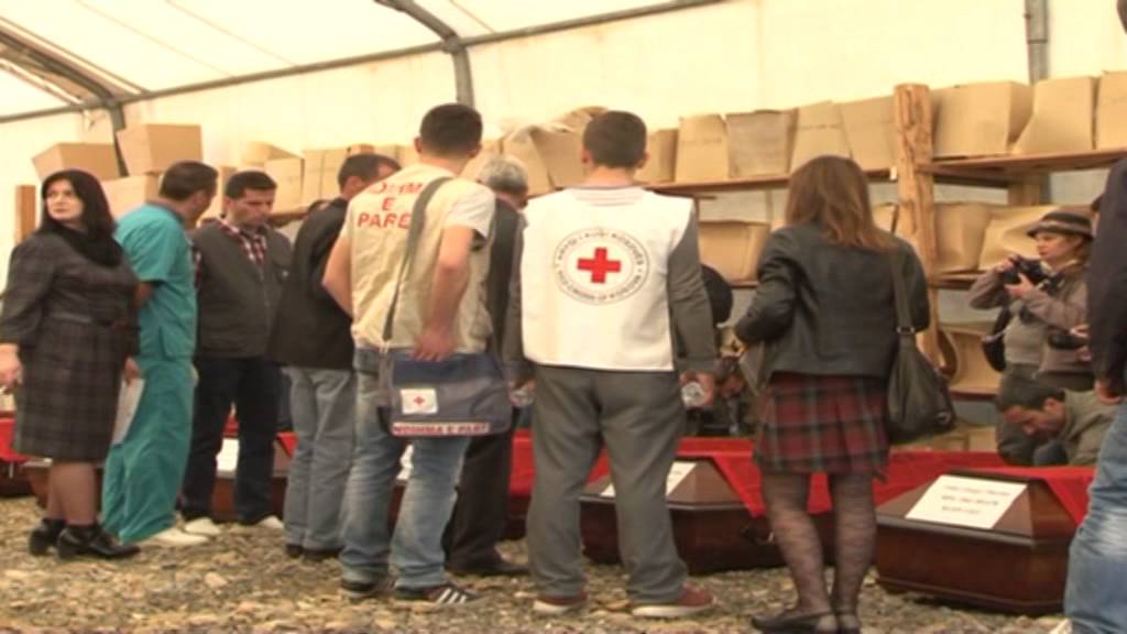 Banorët e Çikatovës së Drenasit, pranojnë trupat e familjarëve të zhdukur
