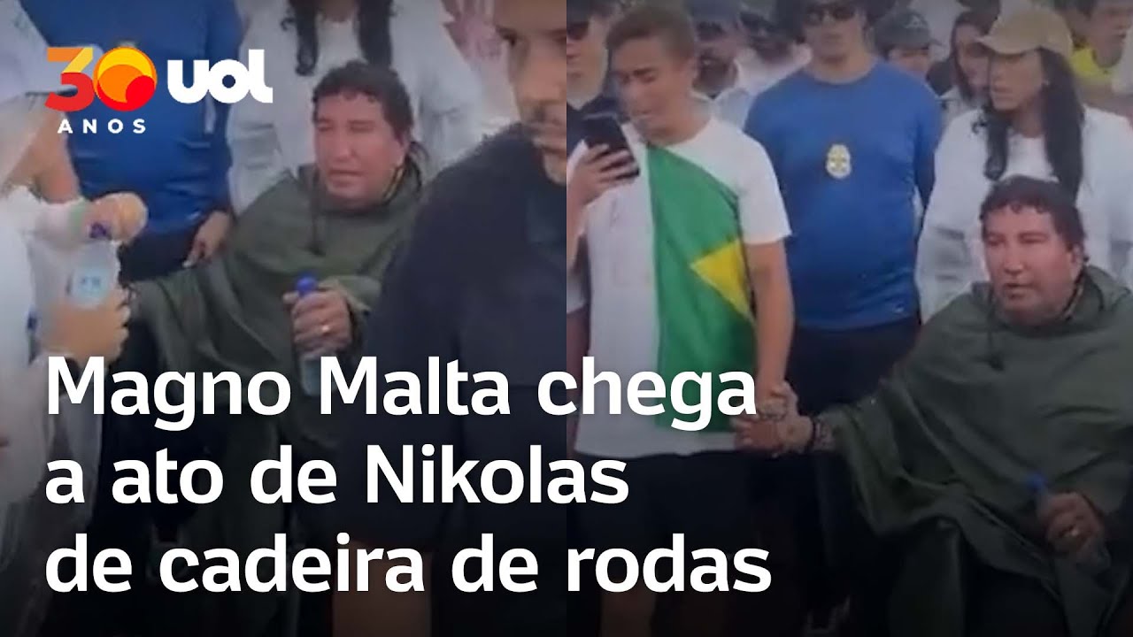Magno Malta chega a ato de Nikolas Ferreira de cadeira de rodas