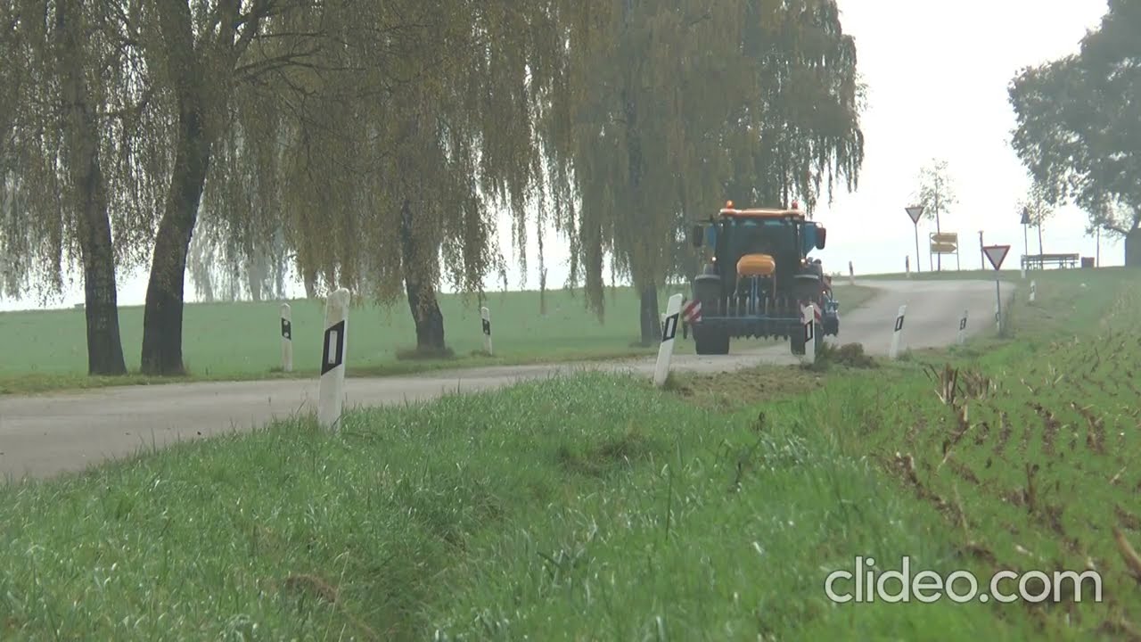 JCB Fastrac 4220 driving full speed on German road