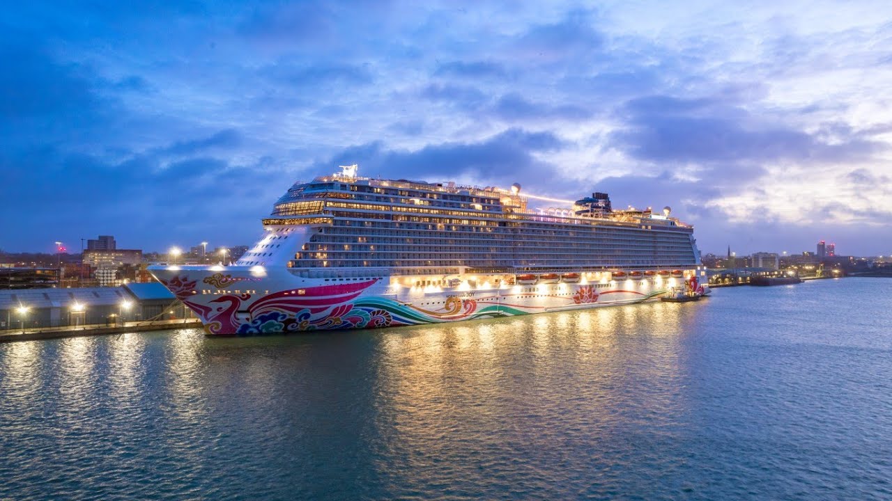 Norwegian Joy disembarkation arrival in Southampton before dry docking in Rotterdam