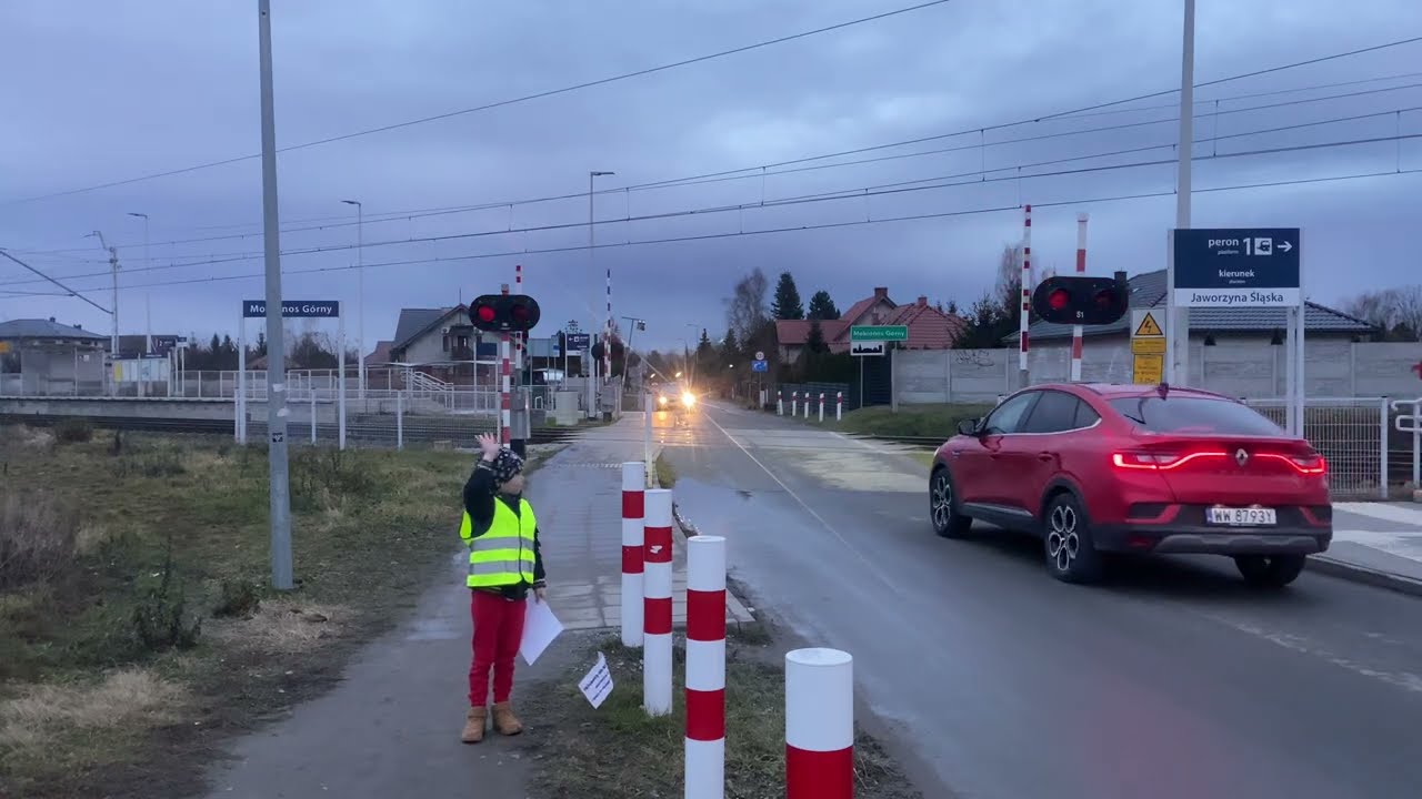 Kolej na Agatkę czyli Przejazdowo i Agatka, przejazd kolejowy, help for Agata with Przejazdowo, [4K]