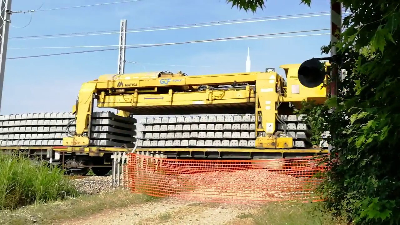 Sostituzione traversi sulla ferrovia. Macchinario enorme. Incredibile