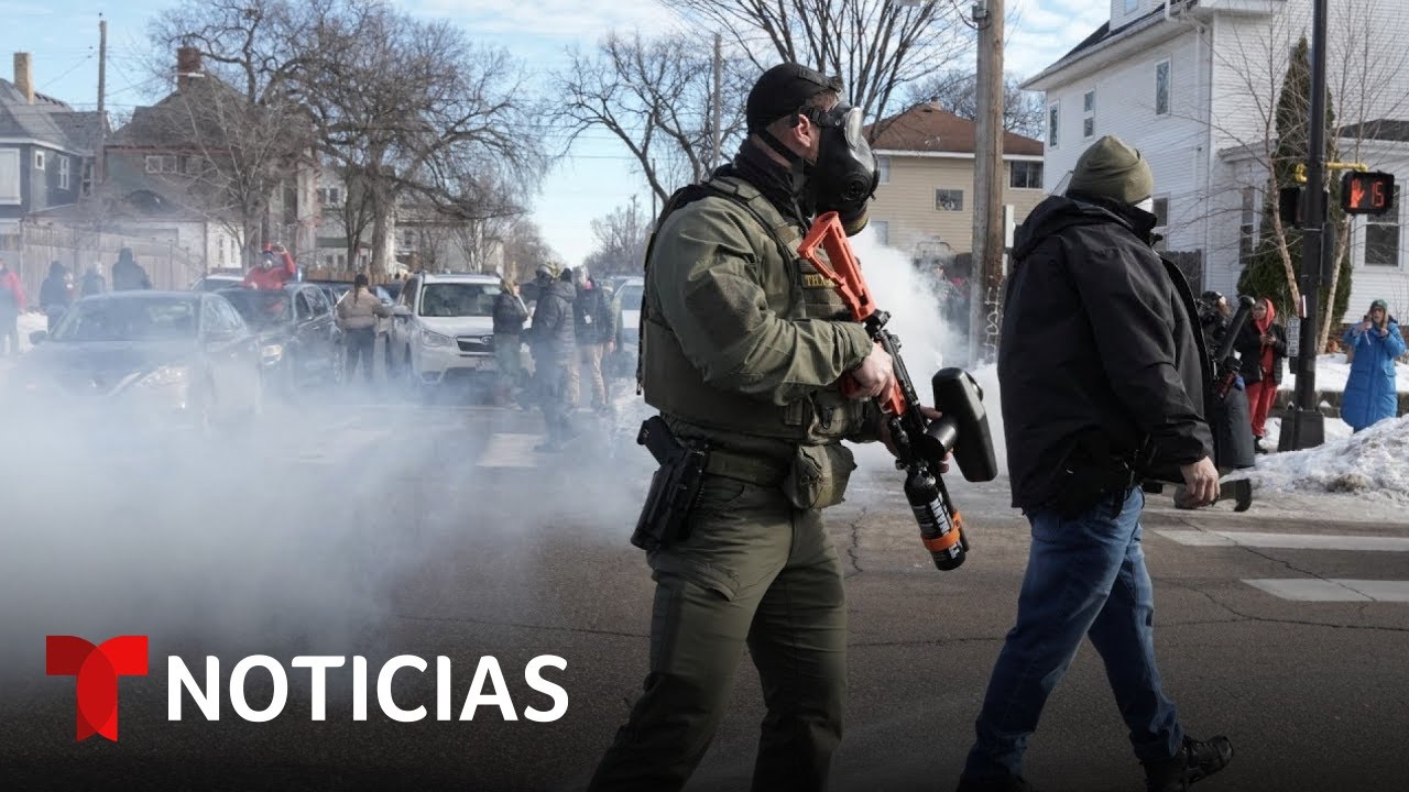 Gases, gritos y arrestos violentos: crece el caos en Minneapolis por redadas | Noticias Telemundo