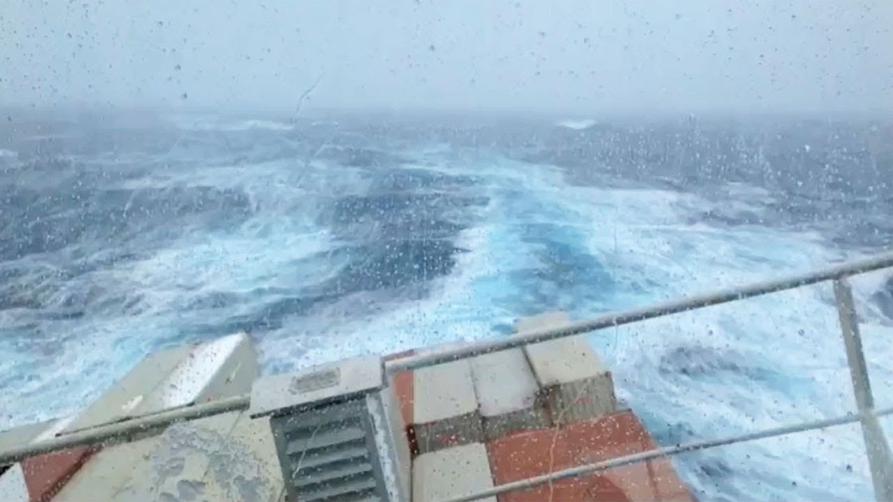 Containerschiff ger&auml;t in extreme Schieflage