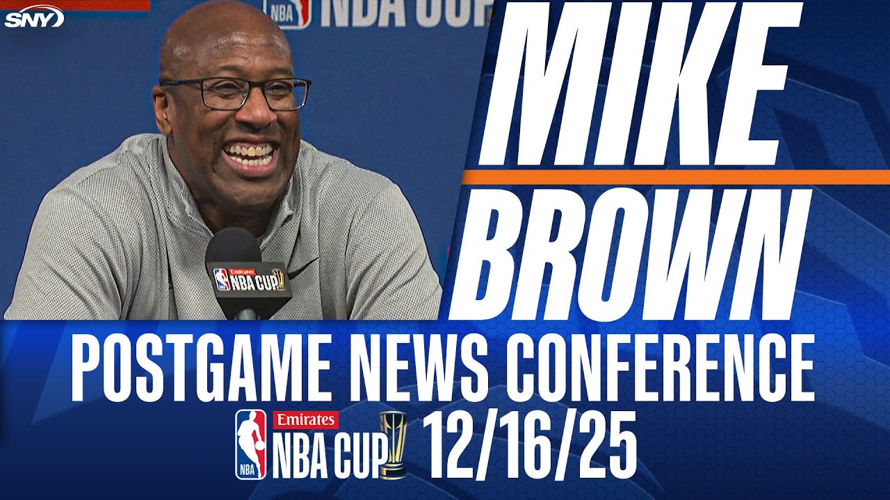 Mike Brown z dumą prezentuje baner z okazji Pucharu NBA 2025 w Madison Square Garden