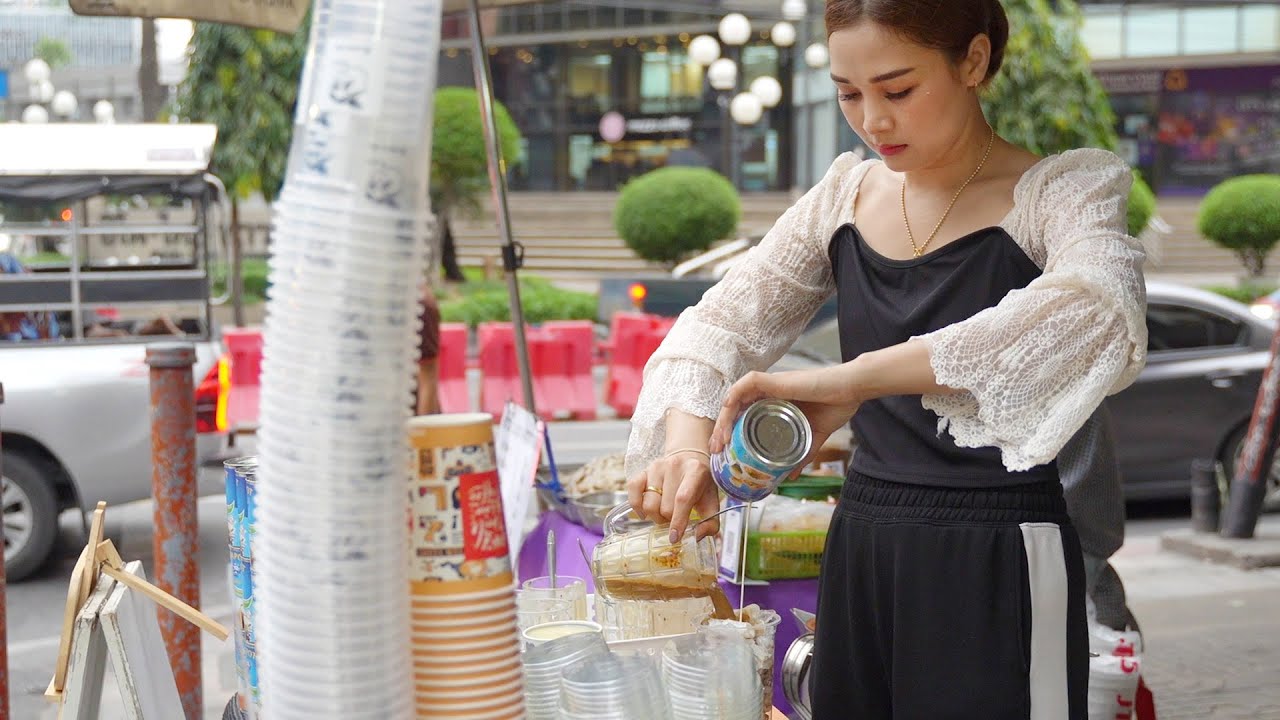 The most popular coffee lady in Bangkok,Her smile is very charming! - Thai street food