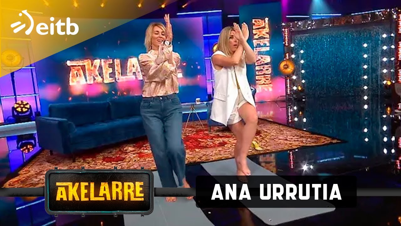 Ana Urrutia y Valeria Ros realizan la postura del águila en yoga