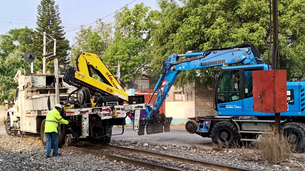 9-Marzo-026. #ferrovalle #urales #grupoazvi subiendo el equipo de trabajo en el 13 de la S. 