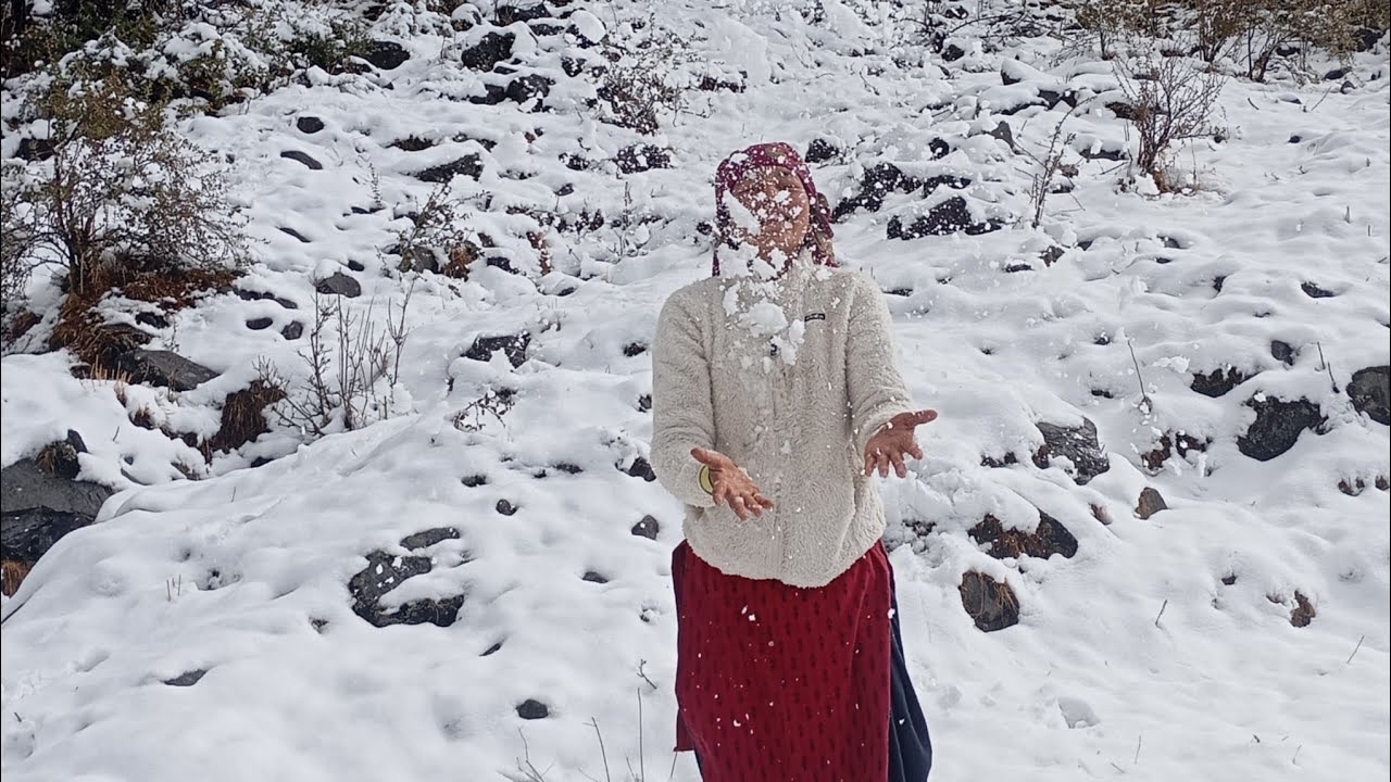  खूब सारी बर्फ मै गए बकरियों के साथ 🙃☃️