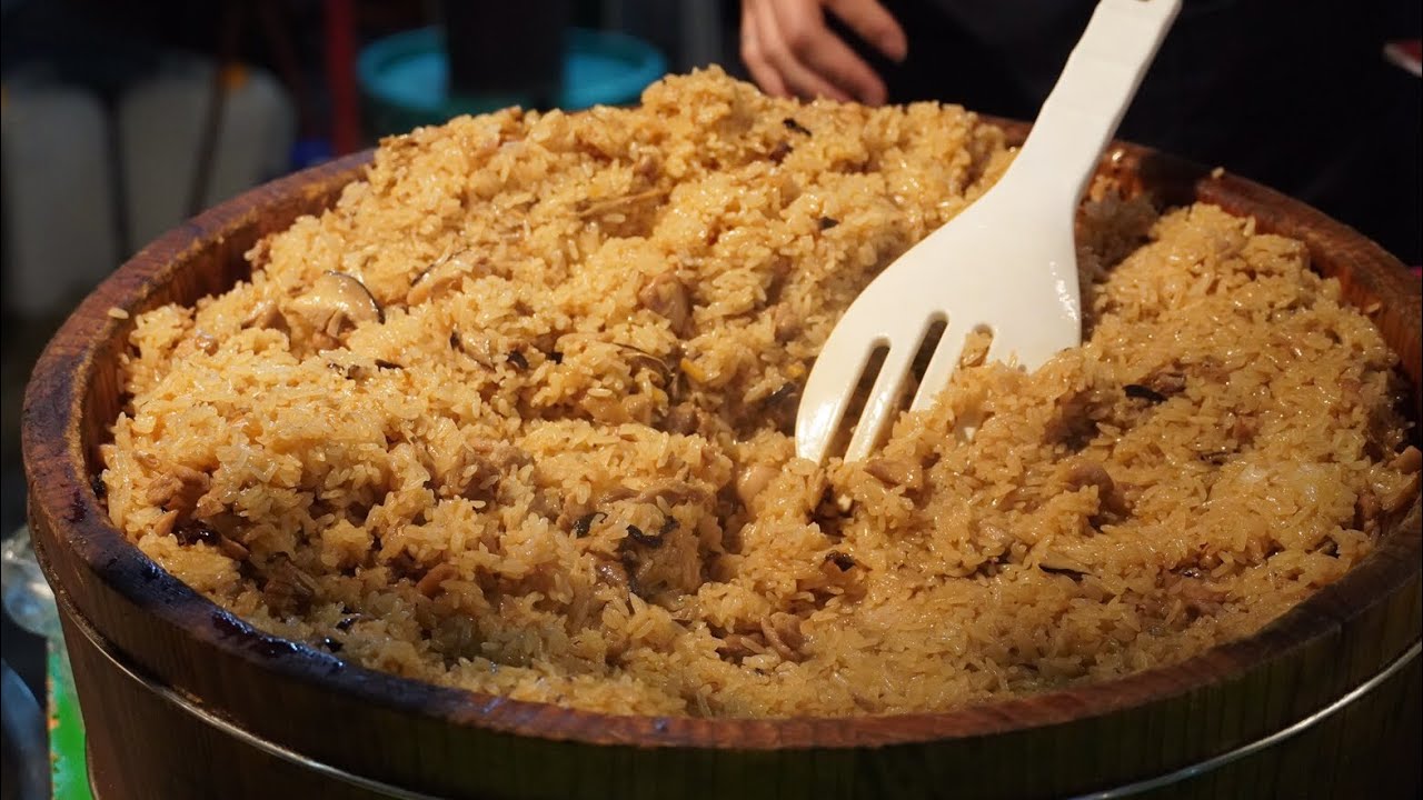 Sesame Oil Chicken Rice At Night Market / Taiwanese Street Food 麻油雞油飯 新莊美食
