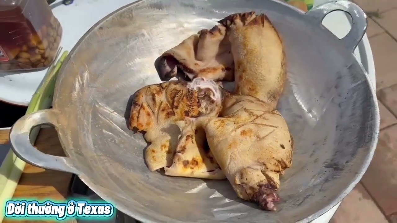 Thịt heo hấp bia cuốn bánh tráng