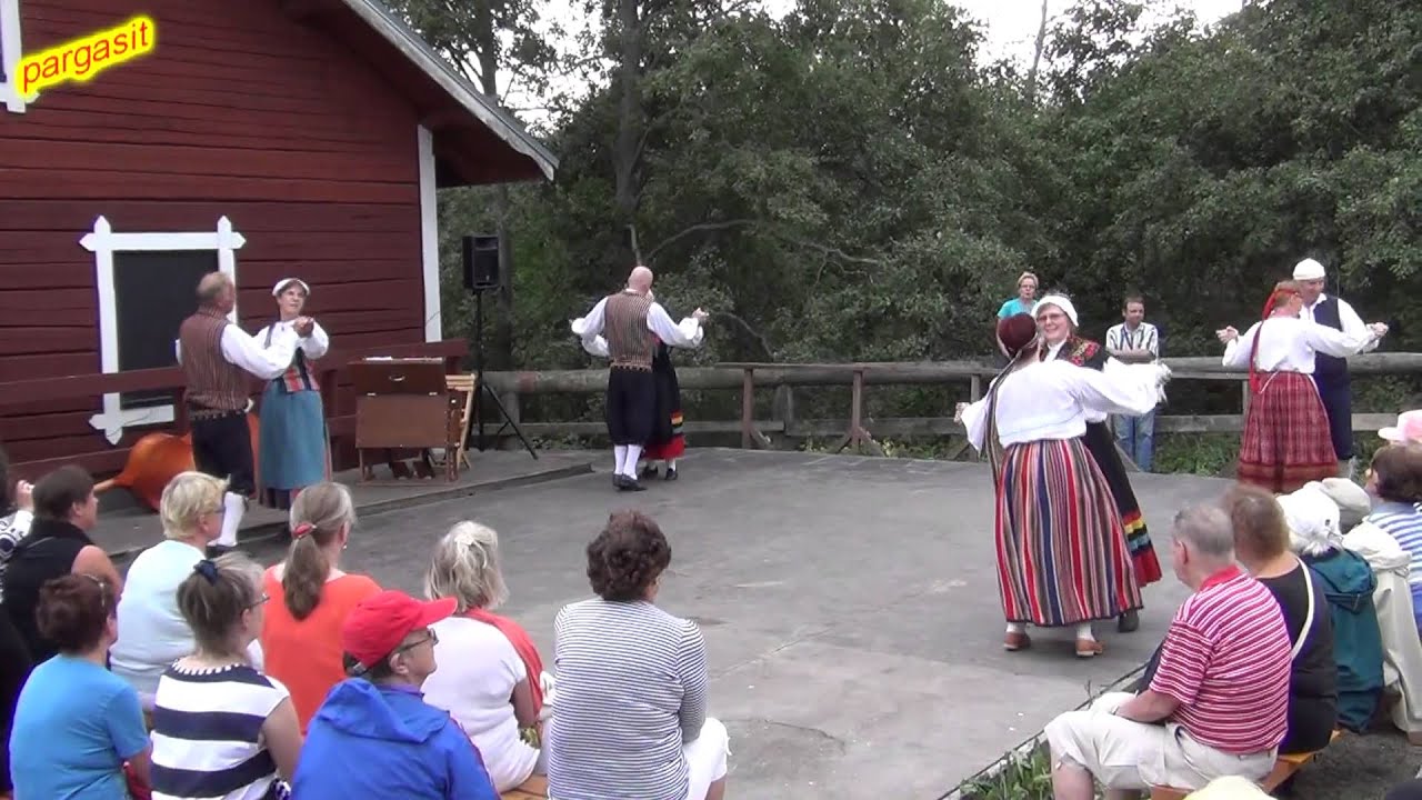 Folk dance - Lappakatrilli: Helsingin pit&auml;j&auml;n tanhuujat ja spelarit 7.8.2013